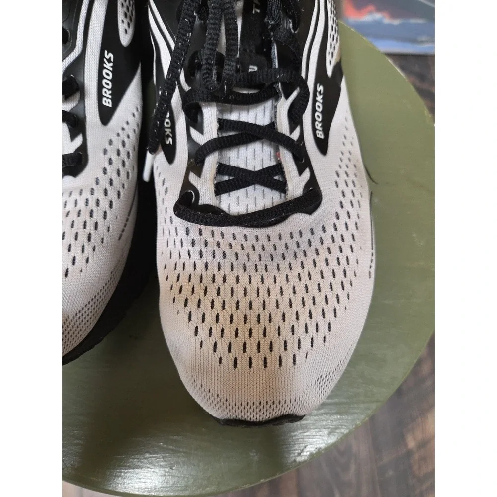 Brooks Men's Trace 2 Neutral Running Shoe White And Black Size 9.5 D EUR 43